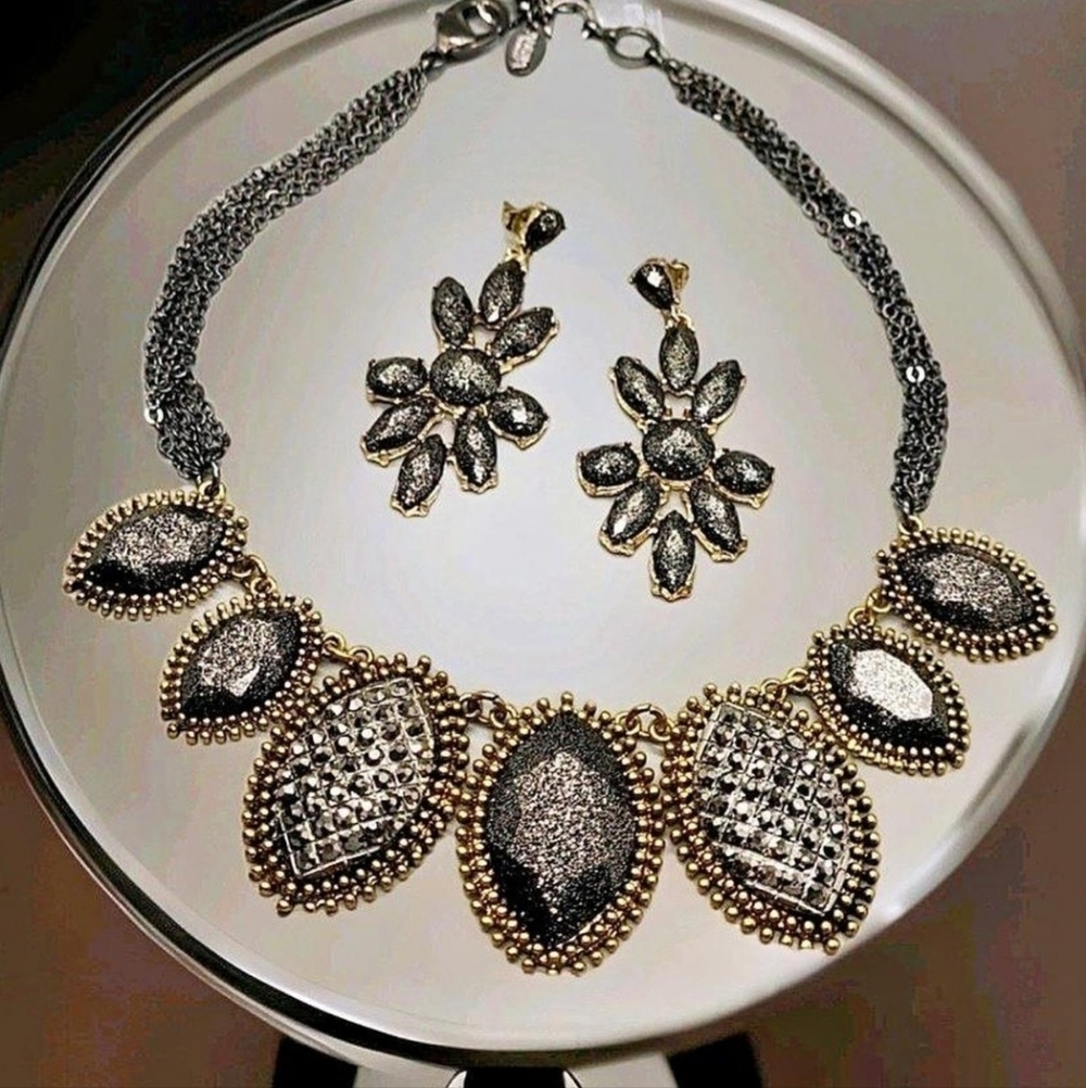 NWT Amrita Singh East End Shimmer Silver & Gold Necklace